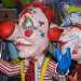 Enormi pagliacci con indosso gli abiti pi stravaganti